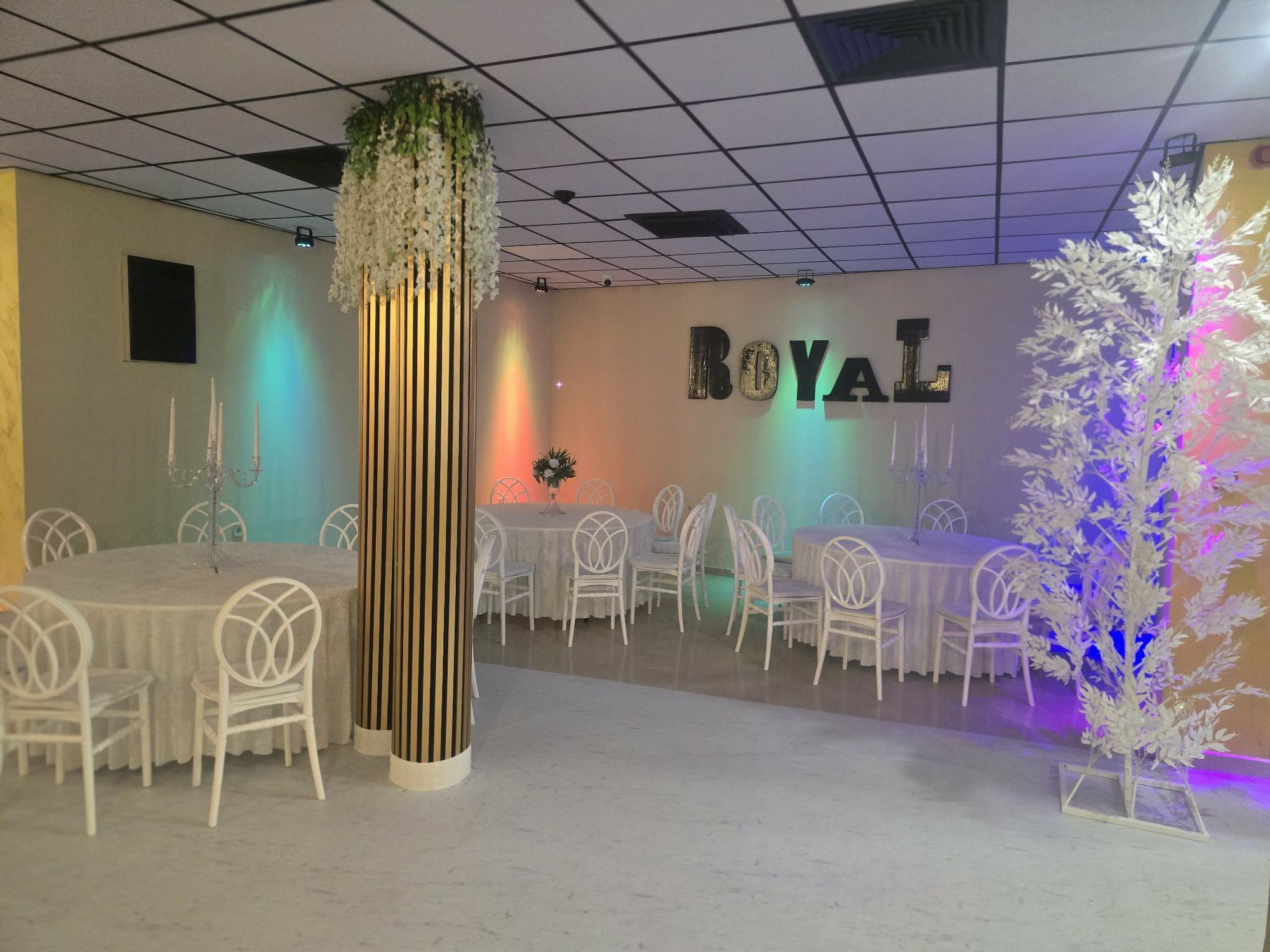 Просторна зала на Royal Place Ruse с място за оркестър и танци